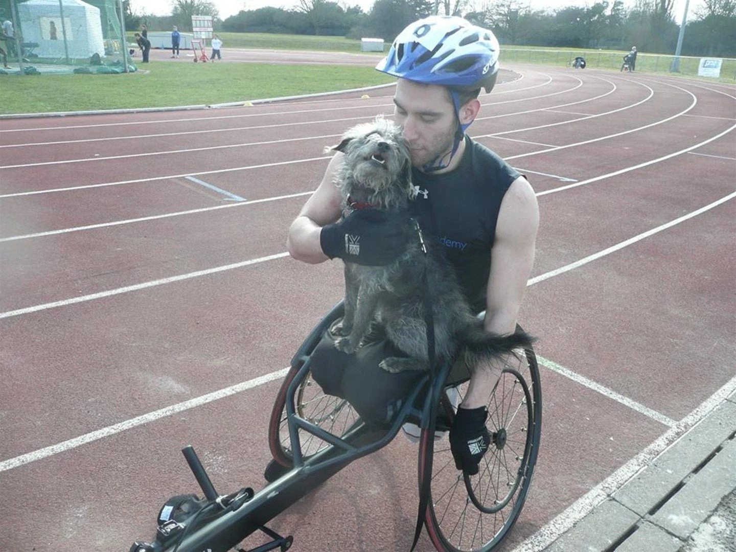Αγγλία: Εικόνες ντροπής – ΑΜΕΑ αναγκάστηκε να συρθεί ως την έξοδο γιατί του έχασαν το αμαξίδιο – (Βίντεο)